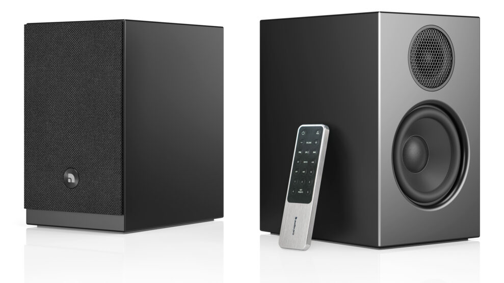 wireless-multiroom-speaker-A28-W-black-angle1-remote3-airplay2-google-cast-chromecast-AudioPro wireless-multiroom-speaker-A28-W-black-angle1-remote3-airplay2-google-cast-chromecast-AudioPro